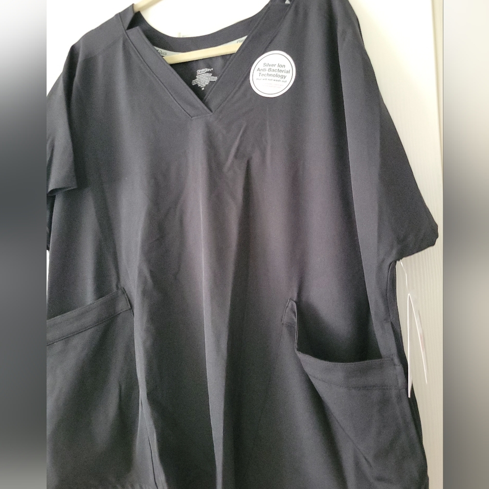 ClimateRight by Cuddl Duds Womens 6 Pockets Woven Twill V-Neck Black Scrub Top